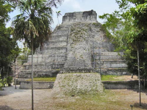 Pirámide Maya en el sitio arqueológico de Yaxhá en Petén