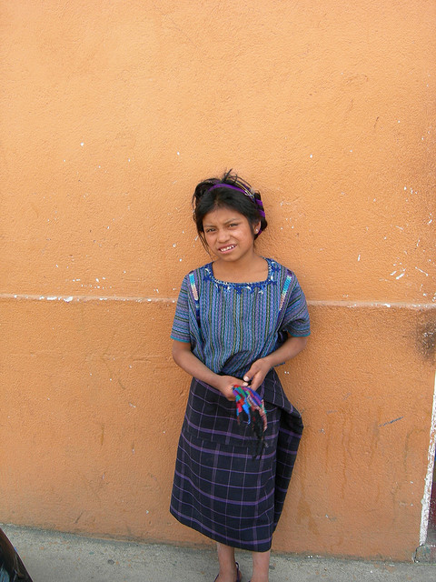 Jovencita de Guatemala de pie cerca del Mercado de La Antigua