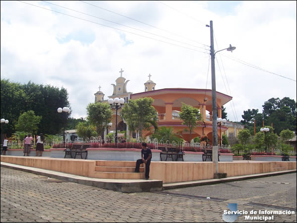 Parque Central, Kiosko e Iglesia de San Miguel Panán en Suchitepéquez