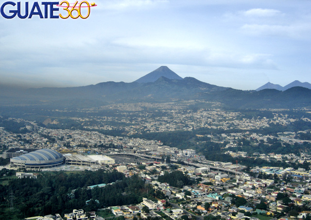 Ciudad San Cristóbal y el volcán