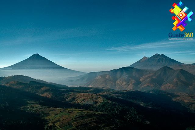 Volcanes de Agua, Fuego y Acatenango al sobrevolar Chimaltenango
