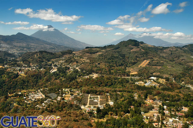 Vista aérea de volcanes de Fuego, Agua y Acatenango