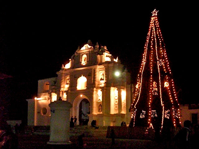 La Iglesia y un árbol navideño en San Juan Comalapa
