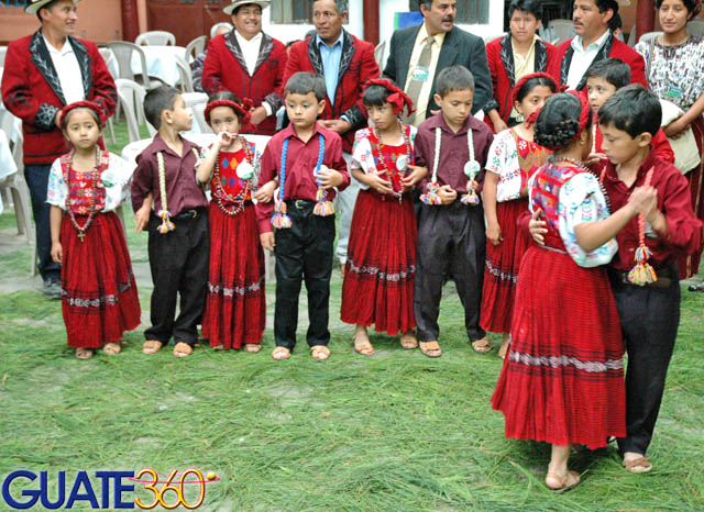 Desde Cobán, niños bailando música de marimba