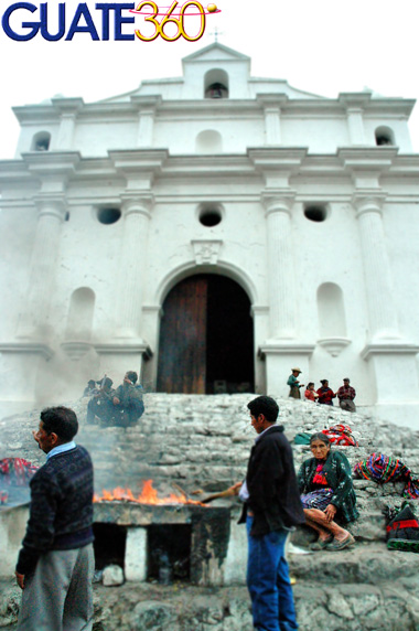Vista frontal de un rito religioso en Chichicastenango