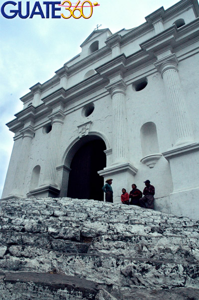 Vista lateral de Iglesia de Santo Tomás en Chichicastenango