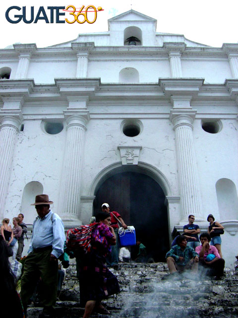Vista frontal de la iglesia de Chichicastenango