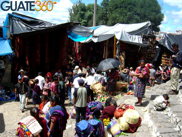 Mercado de Chichicastenango desde escalinatas de su iglesia