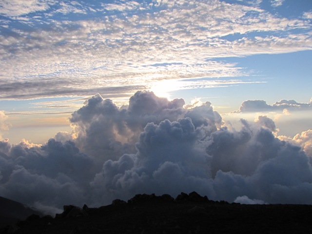 Desde el Volcán de Acatenango, el cielo parece tocar la tierra