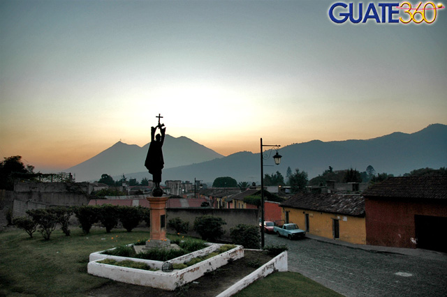 Atardecer, San Pedro, faroles, volcanes: Antigua Guatemala