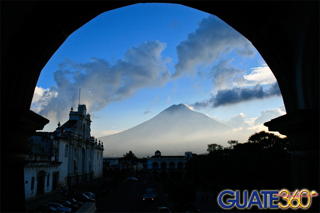 Hermosa vista de un atardecer en la Antigua Guatemala