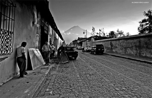 Calle empedrada de la Antigua Guatemala con el volcan al fondo