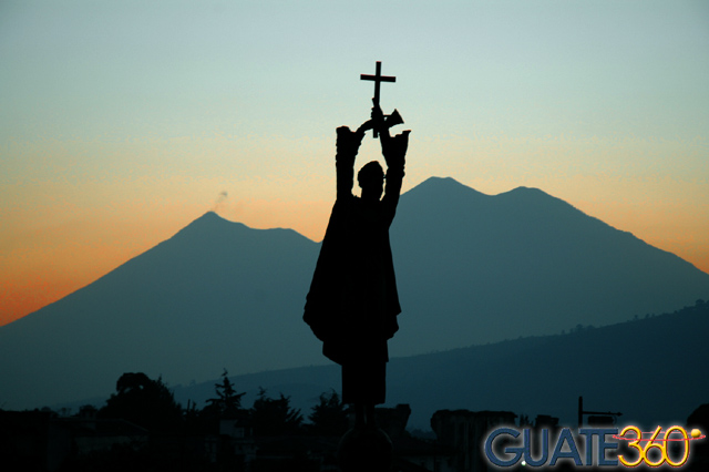 Antigua Guatemala, custodiada por los colosos y el Santo Hermano Pedro