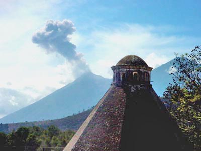 Milenarios volcanes y arquitectura centenaria en La Antigua Guatemala