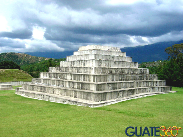 Imponente pirámide bajo un cielo guatemalteco