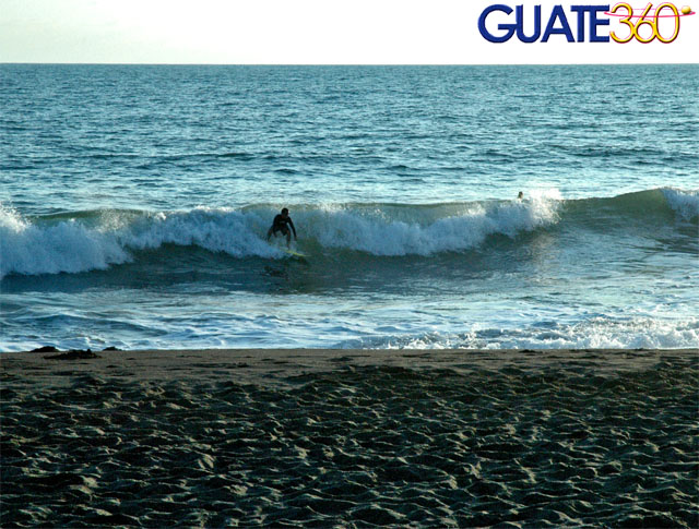 Disfrutando de las olas en Monterrico
