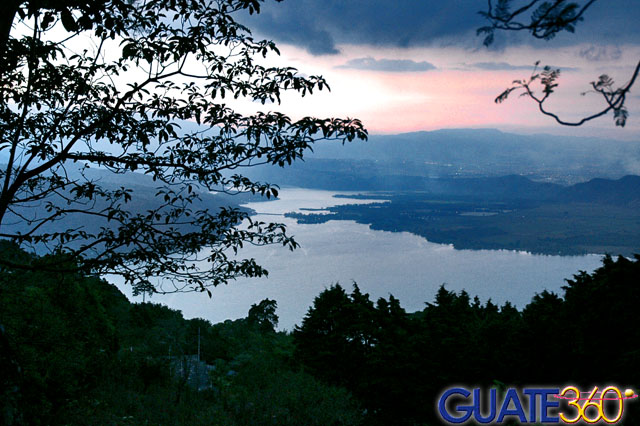 Atardecer en el lago de Amatitlán