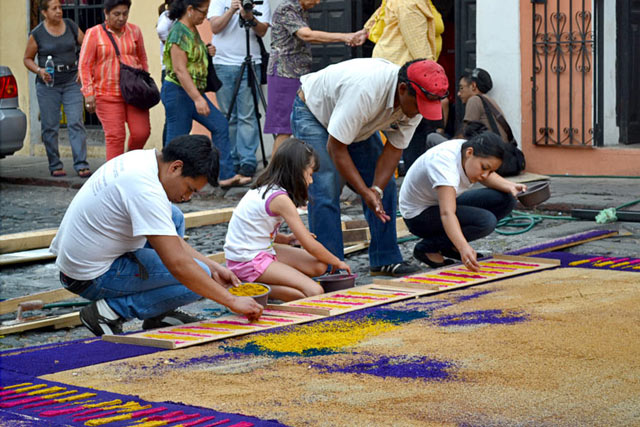 Preparación de Alfombra de Aserrín para Semana Santa en Guatemala