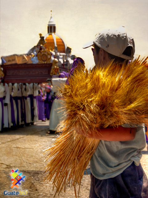 Niño vendedor de trigo viendo una procesión en Semana Santa