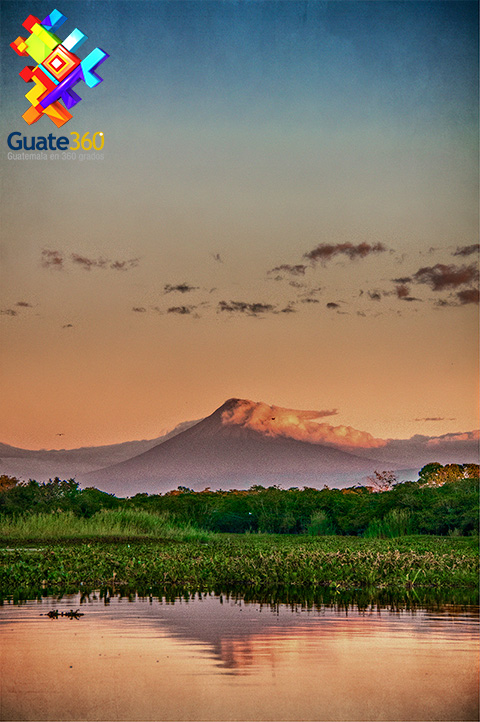 El Volcán de Agua al amanecer desde el Canal de Chiquimulilla