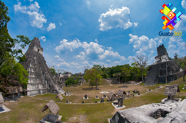Plaza Mayor de Tikal, el Gran Jaguar y el Templo de la Luna en Guatemala