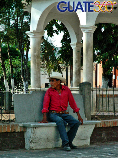 Campesino jalapaneco en parque de San Pedro Pinula