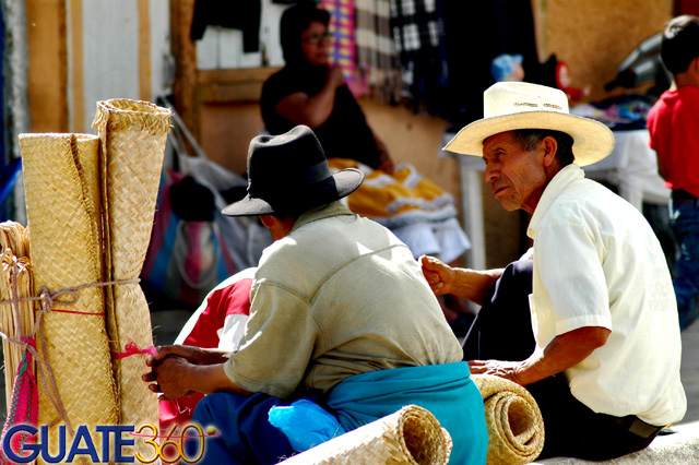 Comerciantes de petates frente a iglesia de San Felipe