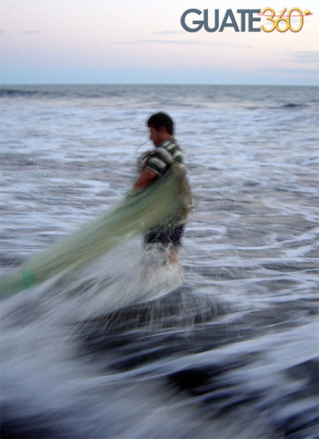 Pescador en Monterrico