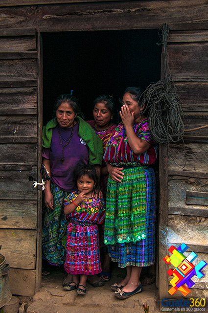 Señoras de Guatemala a la puerta de su hogar