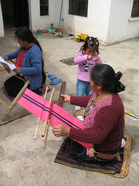 Trabajando con un telar de cintura en Guatemala
