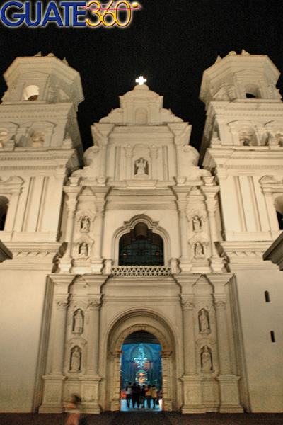 Fachada de la Basílica durante la noche