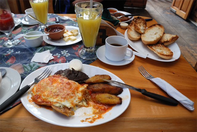 Desayuno chapín en el Rincón Suizo