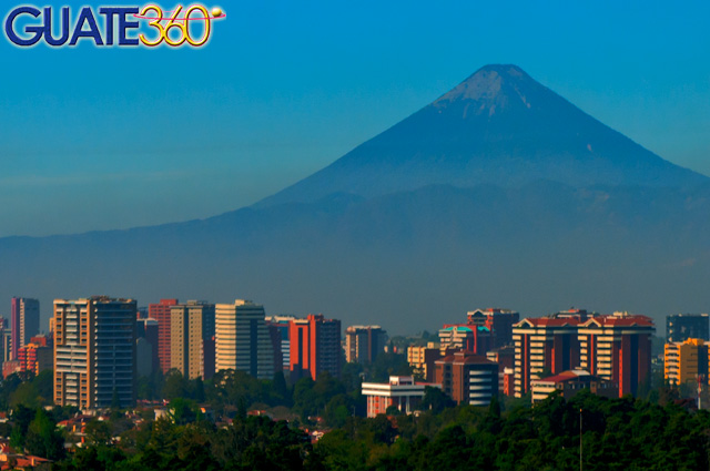 El Volcán de Agua sobresale en el perfil de la Ciudad de Guatemala