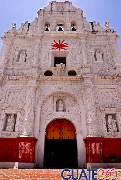 Fachada de iglesia en San Cristóbal Acasaguastlán