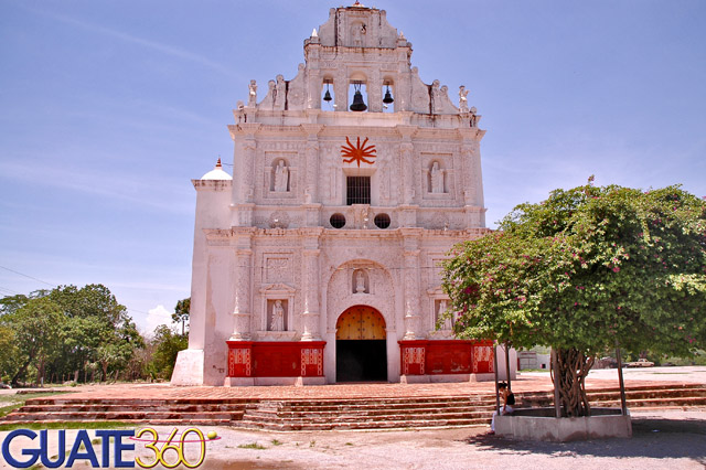 Vista frontal de la Iglesia de San Cristóbal Acasaguastlán