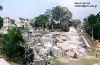 Ruinas de las pirámides continuas a la plaza central de Tikal en Petén
