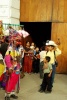 Ninos admirando los trajes del Rabinal Achi, en Baja Verapaz