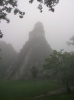 Amanecer con niebla sobre el Gran Jaguar en Tikal
