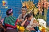 Mujeres de Guatemala vendiendo flores en el Mercado de Patzún