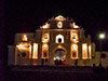 En San Juan Comalapa, vista nocturna de la Iglesia