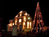 La Iglesia y un árbol navideño en San Juan Comalapa