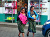 Jovencitas caminando en San Juan Comalapa