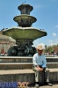 Campesino sentado frente a fuente de la Plaza de la Constitución