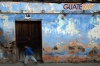 Pared azul y jovencito en la Antigua Guatemala