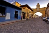 Colorida Calle del Arco en la Antigua Guatemala