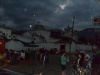 Vista nocturna de la Plaza de San Miguel Chichaj en Baja Verapaz