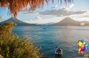 Amanecer sobre el Lago de Atitlán y los volcanes Atitlán y Tolimán