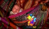 Un bebé descansa en la espalda de su madre en Guatemala