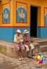 Señores de Guatemala a las puertas de una tienda