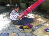 Mujer tejiendo en telar de cintura